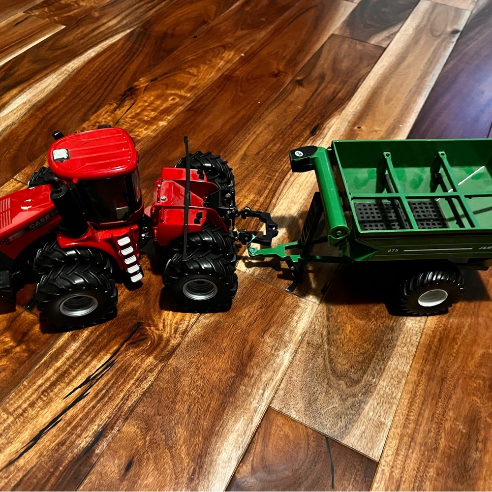 1/32 Case tractor with green j and m grain cart